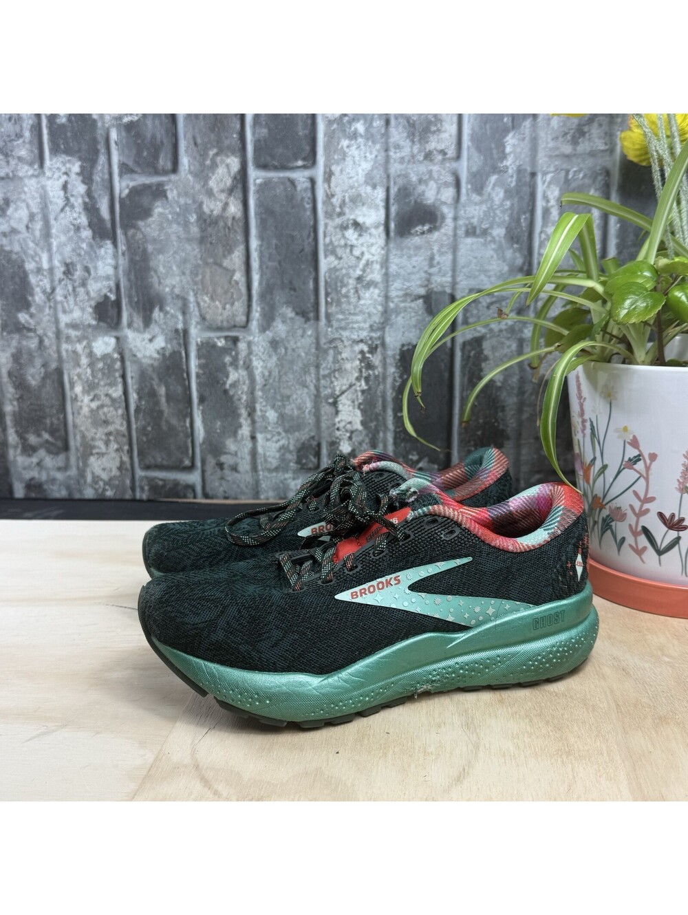Brooks Ghost Women’s Green/Black/Red Low Top Lace-Up Logo Running Sneakers